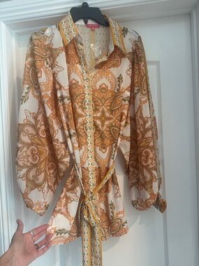 Flying Tomato White and Gold Paisley Tie-Waist Blouse